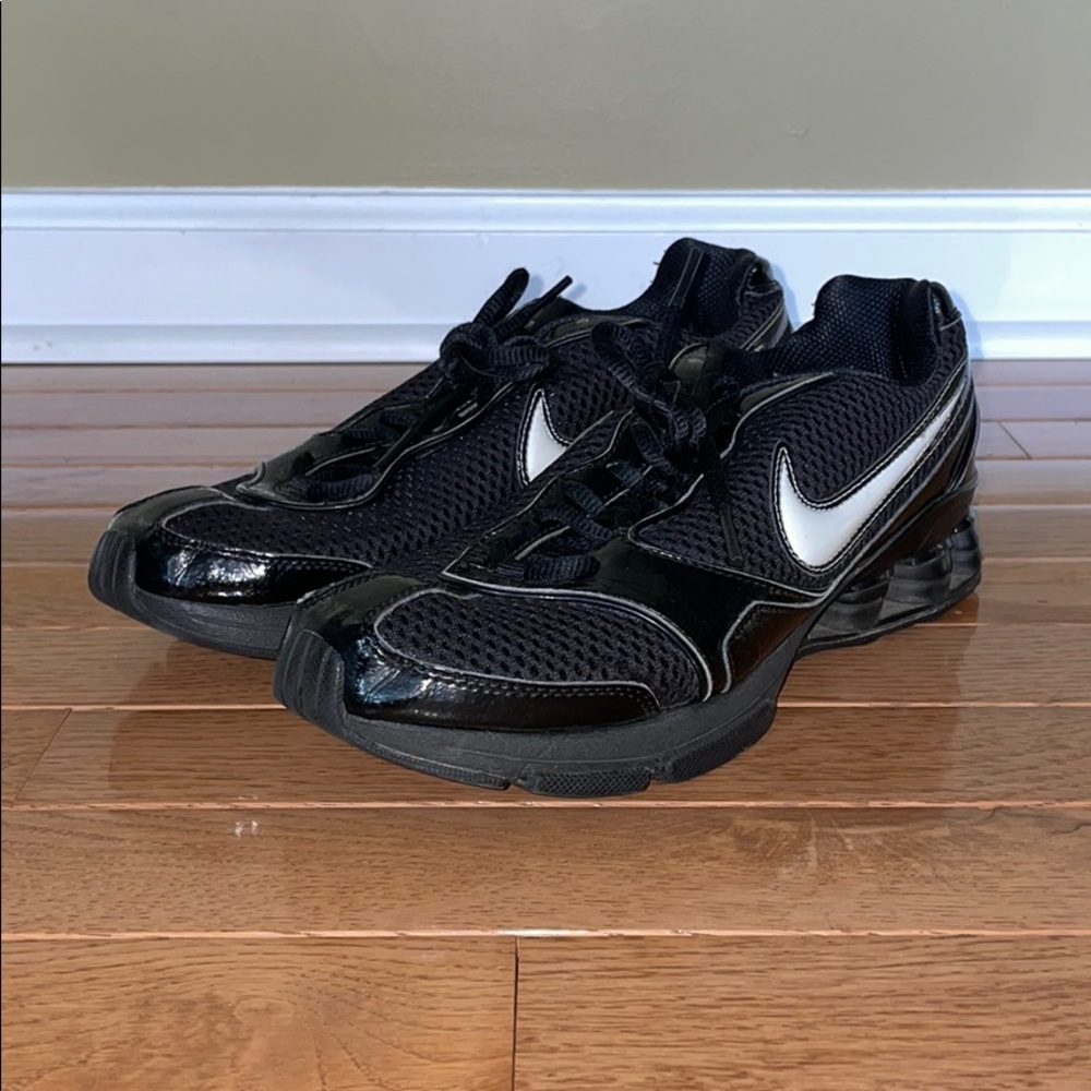 NWOT Nike Black Size 7 Shoe TG Sneakers